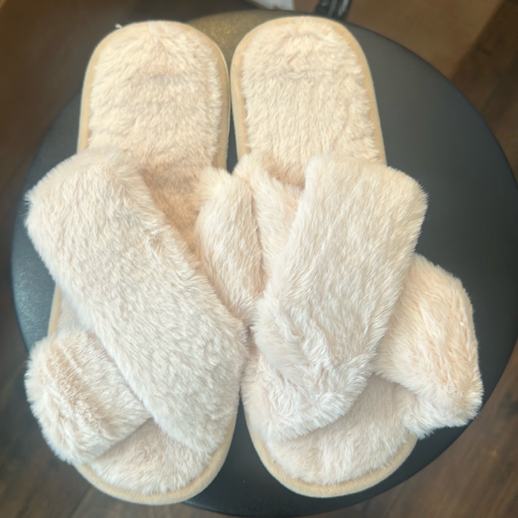 Brand New Comfy Cozy Slipper Size 4243
